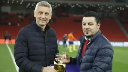 Ivan Gvozdenović sa nagradom (©Twitter)