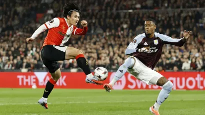 Ajade Ueda u duelu sa Ezrijem Konsom iz Aston Vile (©Reuters)