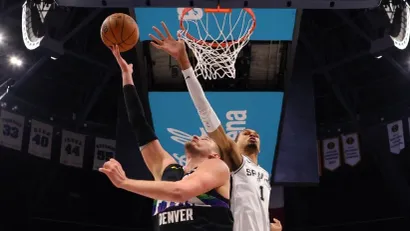 Nikola Jokić i Viktor Vembanjama (©AFP)