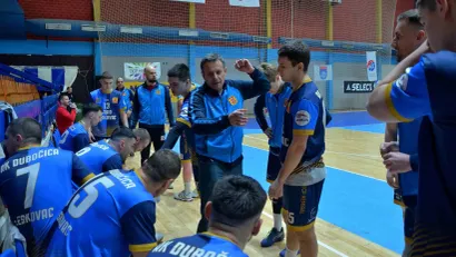 Saša Pejčić daje instrukcije rukometašima Dubočice (©ARKUS liga)