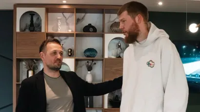 Aleksandar Sekulić i Davis Bertans (©Dubai BC)