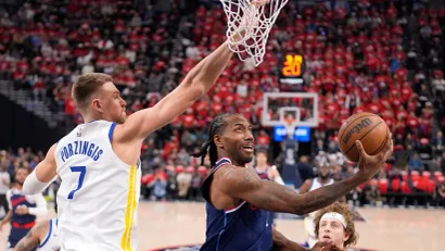 Kavaj Lenard polaže pored Porzingisa (Gulliver, AP Photo/Mark J. Terrill)