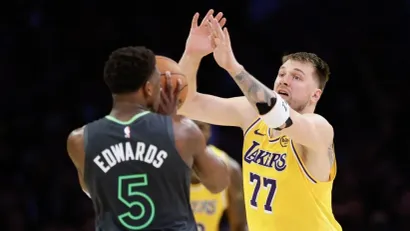 Entoni Edvards i Luka Dončić (©AFP)