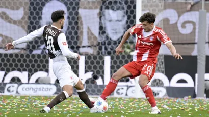 Danel Sinani protiv Bajerna (©Reuters)