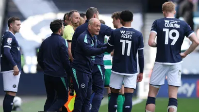 Aleks Nil i igrači Milvola (@Reuters)