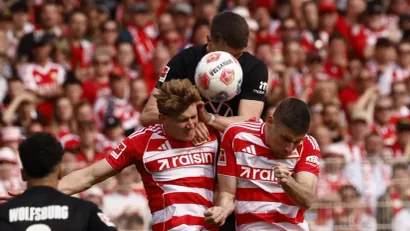 Andrej Ilić (desno) protiv Volfzburga (©AFP)