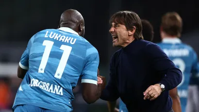 Romelu Lukaku i Antonio Konte (©Reuters)