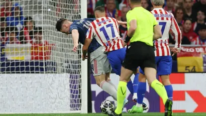 Detalj kada Hancko ruši Đekereša (©Reuters)