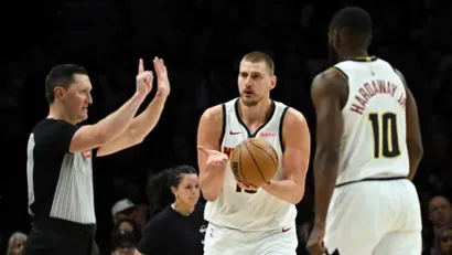 Nikola Jokić i Tim Hardavej Džunior (©AFP)