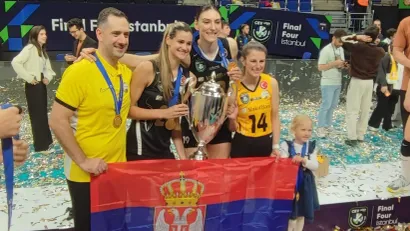 Aleksandar Kapris (pomoćni trener Vakifa), Katarina Dangubić, Tijana Bošković i Aleksandra Jegdić (©Mozzart Sport)
