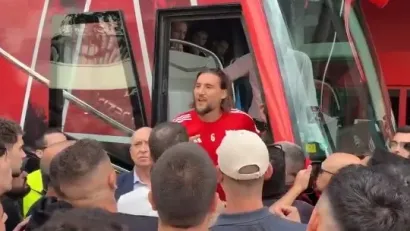 Nemanja Gudelj sa navijačima (Printscreen)