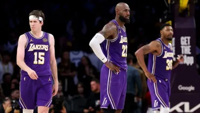 Rivs, Lebron i Smart (©AFP)
