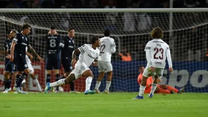 Džon Kenedi slavi gol za 1:1 (©AFP)