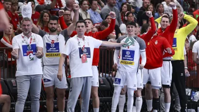 Radost stručnog štaba i rukometaša Srbije posle trilera u Vespremu (©Starsport)