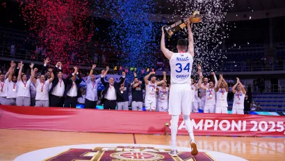 Danilo Nikolić sa peharom šampiona Srbije (©Star Sport)