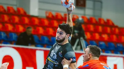 Aljoša Damjanović u duelu sa Miljanom Pušicom (©RK Partizan/Maja Nastić)