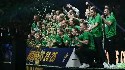 Rukometašice Đera brane trofej (©AFP)