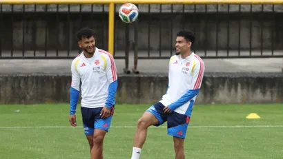 Luis Suarez i Luis Dijaz na treningu (©Reuters)