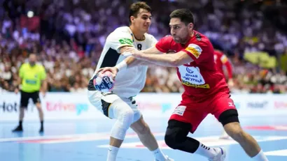 Lazar Kukić u duelu sa Julijusom Kesterom (©Kolektiff/Rukometni savez Srbije