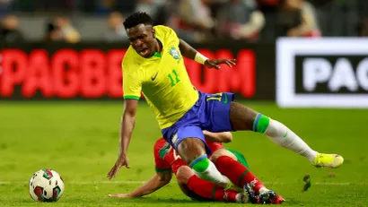 Vinisijus Žunior (Brazil) i Sofjan Amrabat (Maroko)