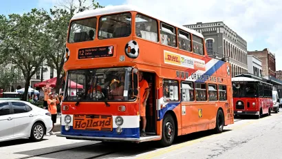 Autobus reprezentacije Holandije (©Reuters)