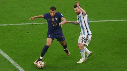 Kilijan Embape (Francuska) i Lionel Mesi (Argentina) tokom finala SP u Kataru