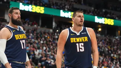 Jonas Valančijunas i Nikola Jokić (Guliver/AP Photo/David Zalubowski)