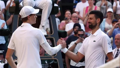 Janik Siner i Novak Đoković (Reuters)