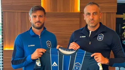 Luka Milunović i sportski direktor Oklopnika Miloš Trifunović (©Facebook/Smederevo 1924)