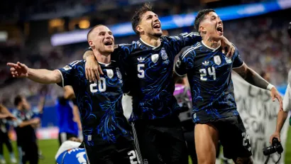 Aleksis Makalister, Leandro Paredes i Enco Fernandez (©Guliver)