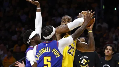 Kentavijus Kaldvel Poup i Lebron Džejms (AFP)