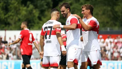 Jovan Milošević proslavlja gol protiv Balingena sa saigračima (©Guliver)