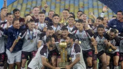 Fudbaleri Lanusa s trofejem Rekopa Sudamerikane (©Reuters)