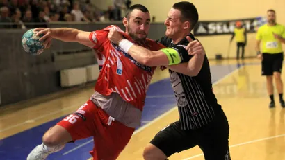 Mihailo Šljukić u duelu sa Nikolom Zečevićem u večitom derbiju (©MN Press)