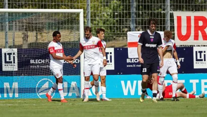 Saigrači čestitaju Jovanu Miloševiću za gol Holenbahu (©Guliver)