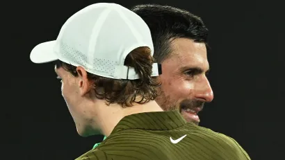 Janik Siner i Novak Đoković (©Reuters)