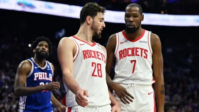 Alperen Šengun i Kevin Durant (©AFP)