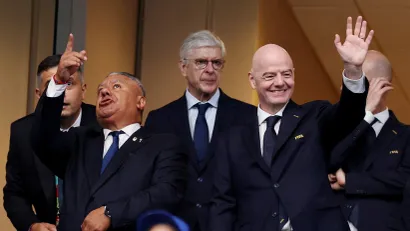 Prvi čovek argentinskog Saveza Klaudio Tapija (levo) zajedno sa Arsenom Vengerom i Đanijem Infantinom (©Reuters)