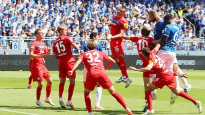 Trenutak kada je Aleksandar Vukotić uputio šut za gol (©Guliver)