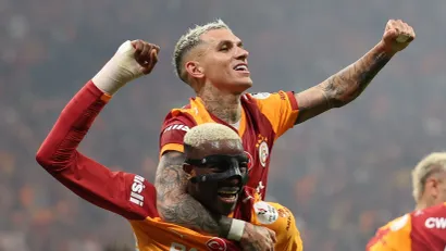Viktor Osimen i Lukas Toreira (Galatasaraj)