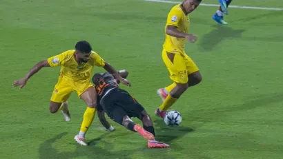 Trenutak kada je Šavi Babika pao, posle čega je Al Vasl dao četvrti gol (©YouTube)