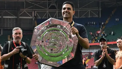 Mikel Arteta sa trofejem Komjuniti šilda (©AFP)