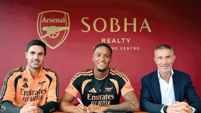 Mikel Arteta, Ezri Konsa i Andrea Berta (@Arsenal)