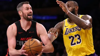 Kevin Lav i Lebron Džejms (©AFP)