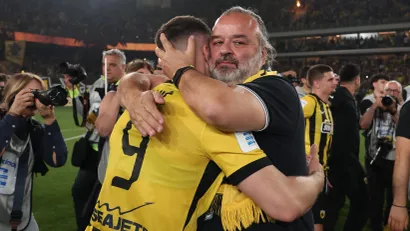Luka Jović i predsednik Aeka Marios Iliopulos (©Reuters)