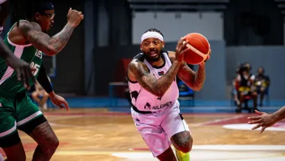 Čima Moneke i Karlik Džons (Foto: FIBA)