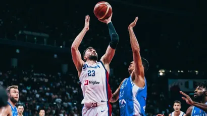 Marko Gudurić i Simone Fontekio (©FIBA Basketball)