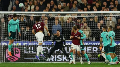 Konstantinos Mavropanos (Vest Hem) šutira na gol Vulverhemptona