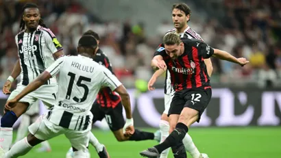 Adrijen Rabio u prošlosezonskom obračunu sa Juventusom (©Reuters)