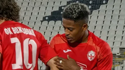 Kvinsi Tavares (©YouTube)
